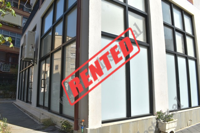 Ambient zyre me qera ne rrugen Gjon Buzuku ne Tirane.
Pozicionohet ne katin perdhe te nje pallati t